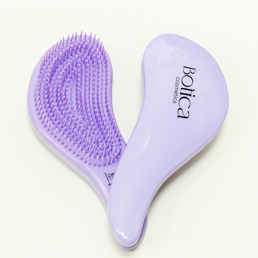 Cepillo desenredante color morado, elimina nudos y enredos sin dañar tu pelo.