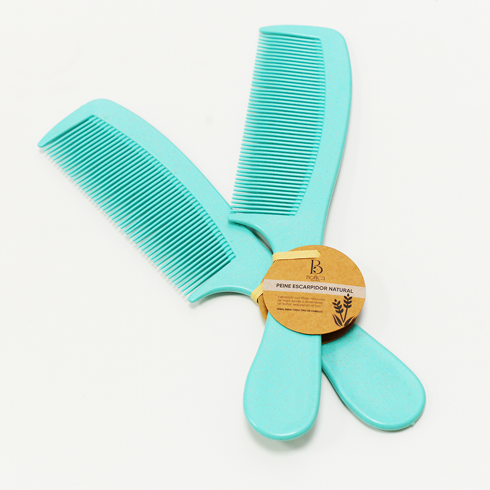 Peine escarpidor azul Botica Cosmetics, mejora el volumen de tu cabello con nuestro peine de fibra de trigo natural y cuida tu cabello brindando más volumen.
